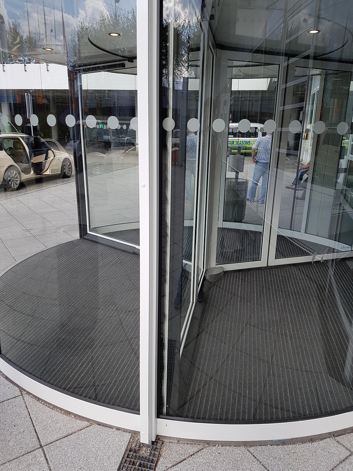 Заказать установку автоматических дверей в Сальске. Монтаж выполняется командой профессионалов с опытом работы более 9 лет. 