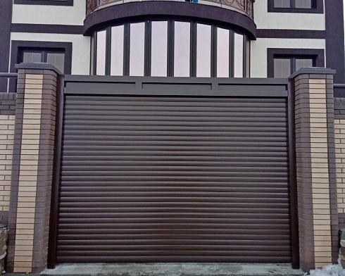 Роллетные ворота Алютех серии Prestige со сплошным алюминиевым профилем роликовой прокатки AG/77 с доставкой в Сальске 